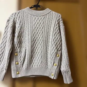 블루 레이블 니트 스웨터 라이트 그레이 골드 버튼