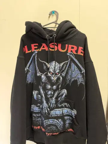 PLEASURES 배트 그래픽 후드티 블랙