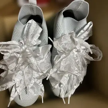 리본 포함 화이트 스니커즈 미키오 사카베 grounds