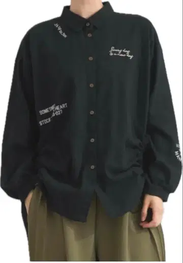 슬라브 기모 랜덤 로고 셔링 셔츠 2025 신상