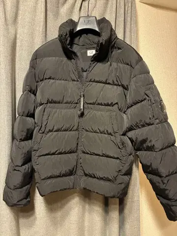 C.P. COMPANY CHROME-R 다운 자켓 블랙