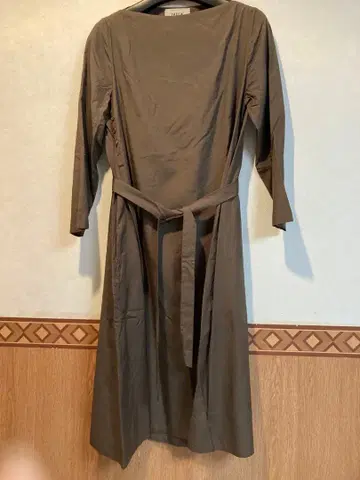 올리브 그린 A라인 원피스