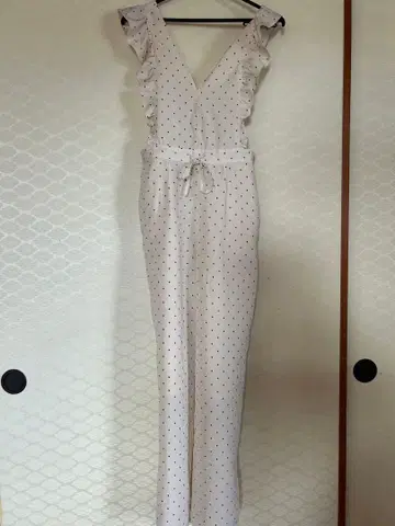 도트 무늬 프릴 V넥 올인원