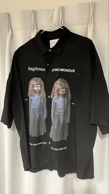 SHAREEF 블랙 그래픽 셔츠