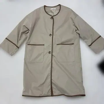 베이지 코트 버튼 포함