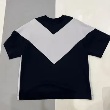 UNITED TOKYO V자형 컬러 블록 T셔츠