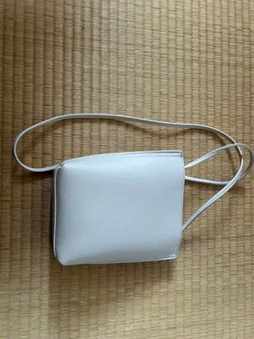 화이트 숄더백 2컴파트먼트