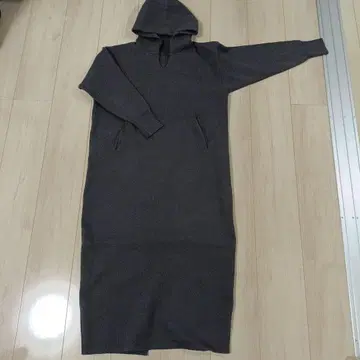 스타일 델리 다크 그레이 후드 부착 롱 니트 원피스