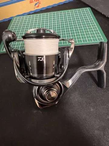 [ 새상품급 ] DAIWA LUVIAS LT2000S-P 스피닝 릴