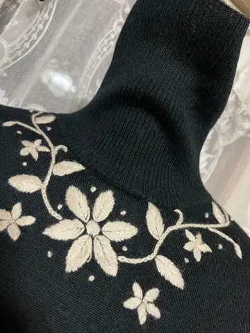 자수 터틀넥 니트