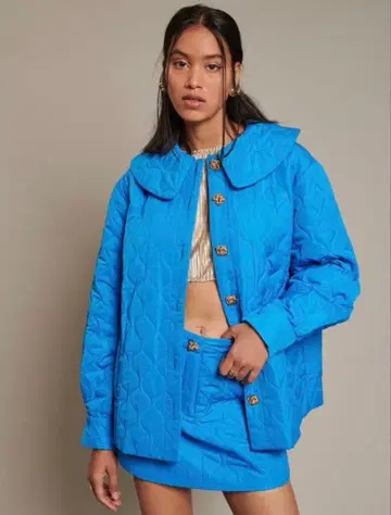 파란 퀼팅 자켓