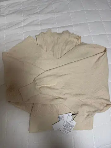 [택 포함 새상품] MURUA 무루아 베이지 하이넥 오픈 숄더 긴팔 니트