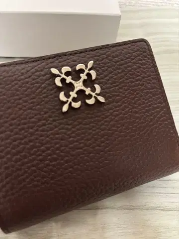 러셋 모노그램 플레이트 하프 월렛 다크 브라운