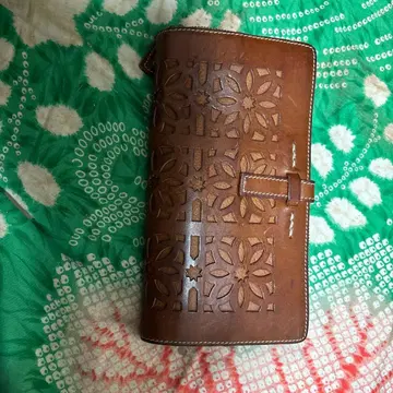 가죽 컷 아웃 디자인 장지갑 브라운