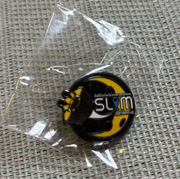 SLAM 로고 핀 배지 블랙과 옐로우 컬러