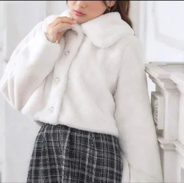 잉그 INGNI 에코 퍼 크롭 비쥬 버튼 자켓