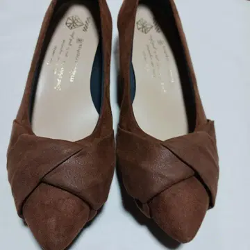 마레마레 브라운 크로스 디자인 펌프스