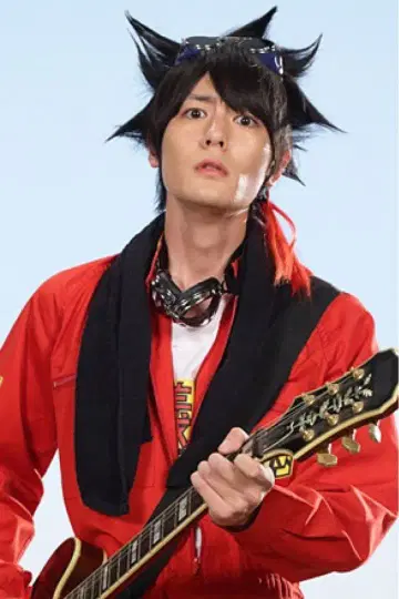 츠나기즈 사토 타로 착용 스니커즈 의상