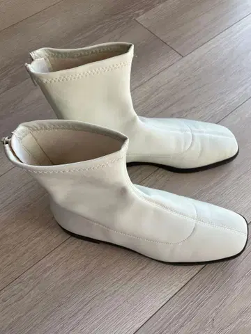 찰스 앤 키스 화이트 스퀘어토 지퍼 부츠