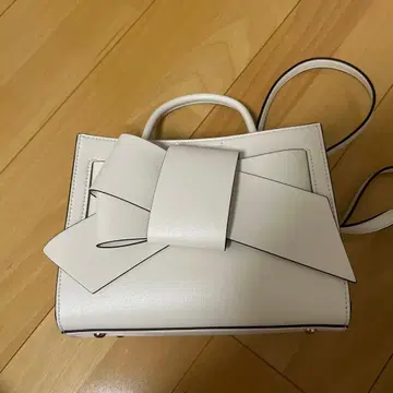 프레이아이디 리본 포함 화이트 숄더백