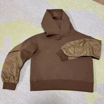 베아트리스 이소재 사용 후드 부착 후드티 퍼프 슬리브