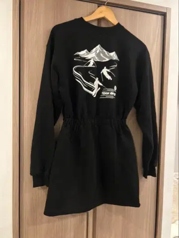 블랙 맨투맨 드레스 산 그래픽