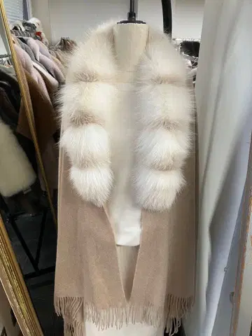 캐시미어 베이지 내추럴 폭스 부착 숄 퍼 옷깃