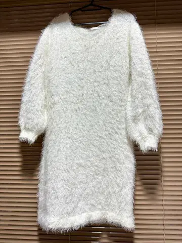 화이트 긴팔 드레스 복슬복슬 소재 니트 원피스