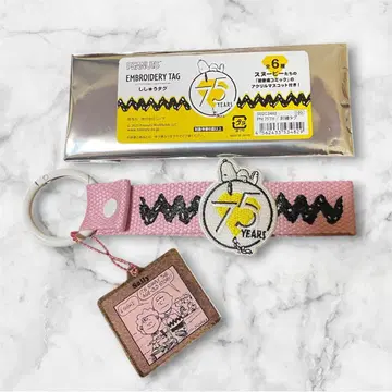 스누피 자수 택 75주년 첫 등장 코믹 아크릴 마스코트 부착! 핑크 3