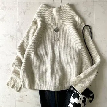 새상품급 두지엠 클라세 라무  하이넥 니트 루즈핏 베이지