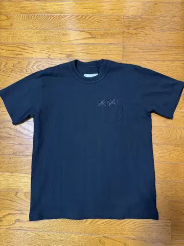 sacai x Kaws 콜라보 블랙 포켓 자수 T셔츠 사이즈 2