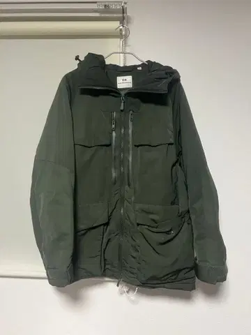 UNIQLO 화이트 마운티니어링