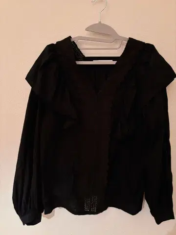 새상품급 Luana 블랙 프릴 긴팔 블라우스