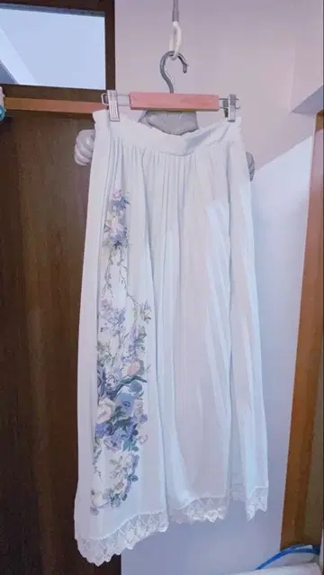 [ axes femme ] 스카이블루 꽃무늬 플리츠 스커트 (롱 기장)