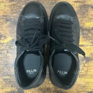 FILLIN 블랙 스니커즈