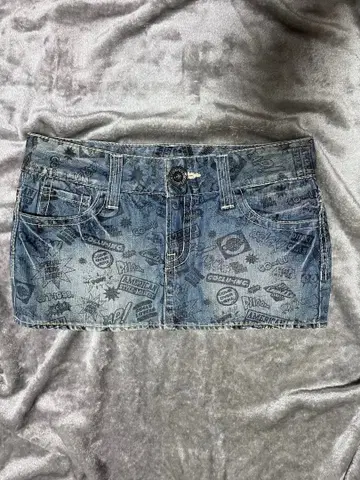 데님 미니 스커트 그래픽 프린트