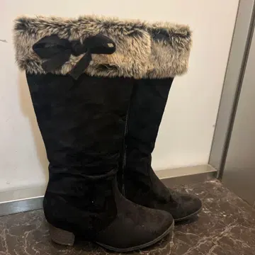 퍼 달린 블랙 스웨이드 롱 부츠