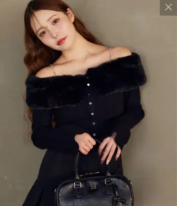 NICE CLAUP 인조 모피 비쥬 니트 오프숄더 니트