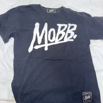 MOBB. 로고 프린트 블랙 T셔츠