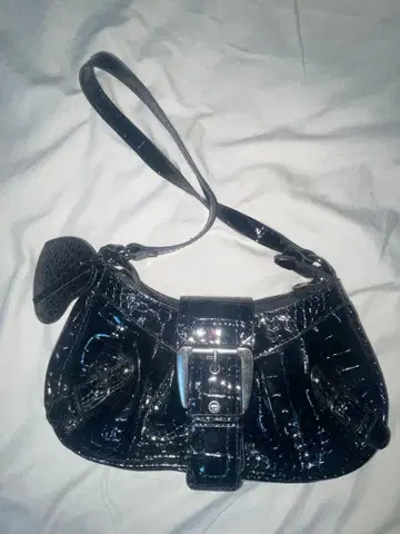 블랙 패턴트 레더 숄더백