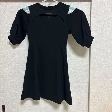 블랙 오프숄더 무릎 기장 원피스