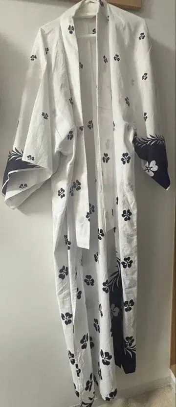 화이트 컬러 네이비 컬러 꽃무늬 코몬 기모노