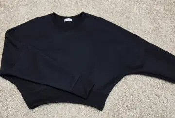 FRAY I.D 블랙 ECO 크롭 맨투맨