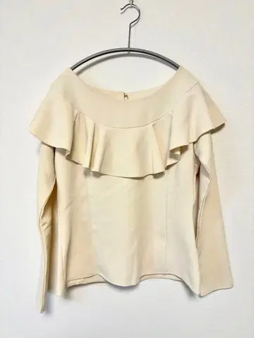 아이보리 프릴 오프숄더 긴팔 블라우스