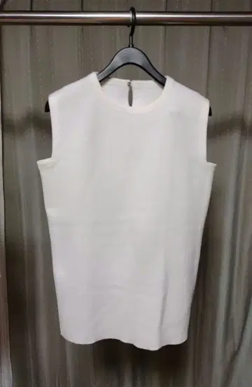 Luftrobe 화이트 슬리브리스 상의 사이즈 S