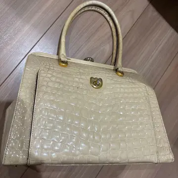 크림색 에나멜 가죽 핸드백