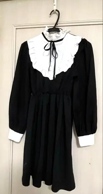 프릴 달린 블랙 원피스 (Ank Rouge)