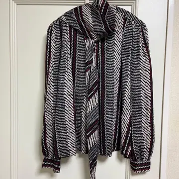 Jerri Sherman 보타이 달린 실크 셔츠