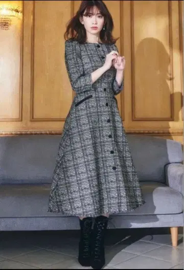 Her lip to Classic Tweed Midi Dress