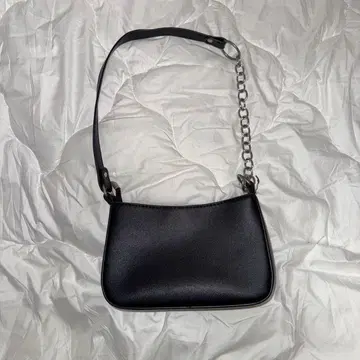 블랙 체인 스트랩 숄더백